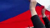 人民和人民军队站到了一起，小朋友在伸手触摸，大人和海军共举起旗帜，老人在军旗下安稳行走