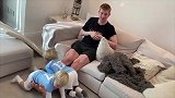 丁丁在家练腿带娃两不误！意外暴露恐怖大腿肌肉