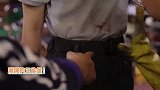 太拉好感！戚薇看到国旗沾灰秒惊恐，马上擦干净强调：国旗不能脏