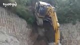 挖掘机师傅表演下山，这技术无敌了