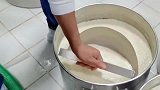 小伙做豆腐脑，一看就是一个学徒，操作全听指挥！