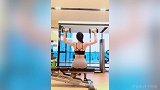 背影杀手！健身女神举哑铃白嫩肌肤太诱人 这美背翘臀什么水平？
