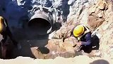 离开管道时，工人被负压吸走