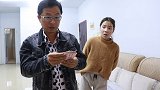 女儿骗老爸着火了，看老爸是什么反应，老爸的反应太搞笑了