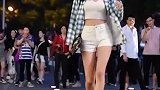 三里屯街拍，短裤搭配大长腿。