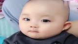 宝宝刚学着叫爸爸，看这难为的小表情好萌，好惹人喜欢