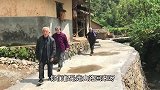 深山古村终于通公路，8旬老人去镇里赶集，为何还是愿走十里山路