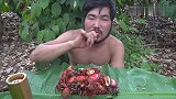 小伙在野外做螃蟹吃，光着膀子吃个不停，很生猛