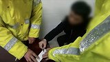 江苏南通：男子醉驾看见警灯慌了，错踩油门撞上派出所围墙