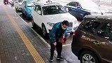视频还原手机摔碎屏幕骗局，司机们开车要注意，别再上当受骗了！