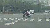轮滑出街神器，大爷果真是大爷