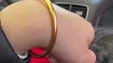 丈夫花三万六给女子买的手镯，磕掉一点后里面是银色的