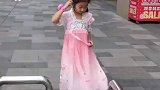 小妮子玩平衡车过障碍的操作我是服了