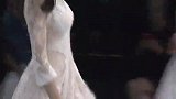 外国美女气质十足，身穿白色蕾丝裙，优雅迷人！