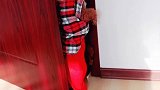 完了，被门夹住了