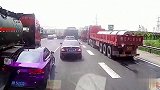 行车记录仪实拍大众司机强行加塞，油罐师傅无所畏惧，踩着油门蹭着往前冲！
