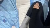 女生挠闺蜜脚底，闺蜜不断制止