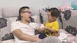 奶爸都这么幼稚，装可怜问儿子讨奶喝，宝宝反应很暖心