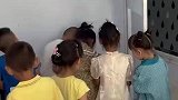 教室内出现大蜘蛛，女童二话不说直接抓起