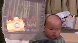 宝宝配合爸爸拍照，一对上镜头就笑，挪开就立刻恢复原状！