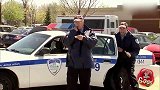 国外爆笑街头恶搞，交警惨被同袍吓坏，乐坏了旁边的司机