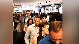 巨星效应！米兰市中心尤文专卖店排长队 球迷纷纷求购C罗球衣