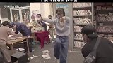 拍摄现场，棍子直接打在女演员腿上
