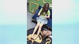 小姐姐肤色丝袜修饰长腿，别轻易逗泰迪哦