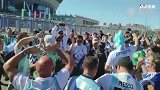 这是什么操作? 阿根廷球迷场外助威竟混进了尼日利亚老哥