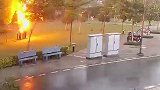 印度：四名男子树下躲雨被闪电击中瞬间倒地，致严重烧伤