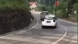 五菱神车就是霸气，经典飘逸超车，把后车老司机都给吓尿了