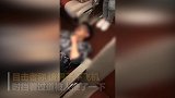 网曝男子飞机上躺地碰瓷讹了500元 警方：因座位争执 已和解