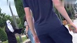 小哥穿上这身衣服，去吓唬路人，太可恶了