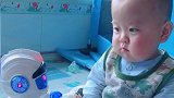 小宝宝第一次见到会亮的玩具，被吓得都不敢动了，小表情好搞笑！