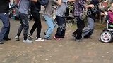 近日河北邢台岁奶奶过生日，一家人“开火车”庆祝