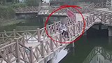 女子跳河轻生，干警合力救人上岸，第一时间将外套给跳河女子裹上