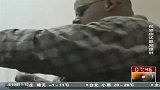 实拍两名男子互相抛酒配合默契