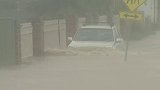 危险！澳大利亚记者直播中遇到一辆汽车从洪水中冲出来