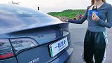 从车尾看过去Model3的全透明天窗太帅，后备箱空间表现优秀