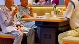 像年轻人一样享受快乐，老伙计的友谊让人羡慕