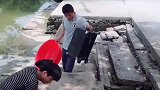 教他洗衣服，他还踢我