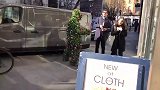 街头草人恶搞，男子假扮成草人恶搞路人，美女被吓惨了