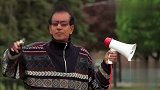 路人为盲人赛跑发令，结果盲人四散跑开，路人手足无措