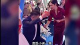小伙结婚属实有点慌呀，跟岳父称兄道弟了