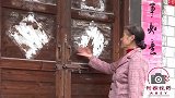 母亲打工多年回到家，儿子却不让进屋，邻家女孩的做法感人