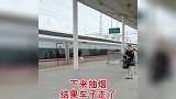 又心疼又好笑的名场面，隔着屏幕都觉得痛，原谅我没忍住笑了