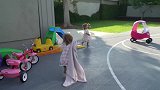 小婴儿开着小车，要被风吹走了，真是令人心动！