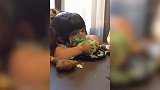 爸爸伸手去抢宝宝的零食吃，接下来宝宝的反应让全家人笑疯了