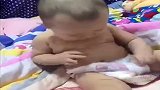 宝宝一直撕扯尿不湿，接下来宝宝的举动太搞笑了，真是个小祖宗！