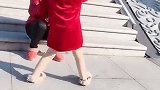 外婆笑不停，宝贝跳的停不下来了